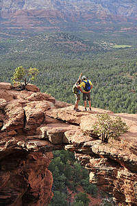 塞多纳峭壁从美国亚利桑那州塞多纳拱形岩石组徒步旅行夫妇背景