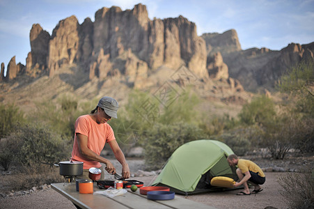 美国亚利桑那州阿帕奇路口背包情侣营背景图片