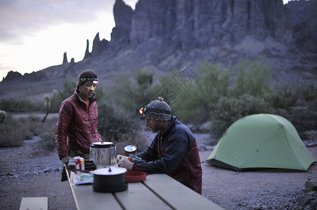美国亚利桑那州阿帕奇路口背包情侣露营背景图片