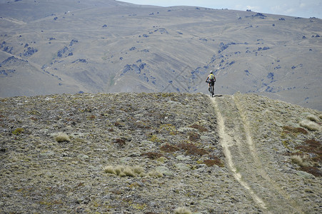新西兰偏远地区骑自行车的妇女图片