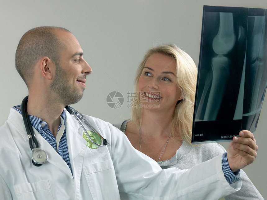 医生和带X光片的女人图片