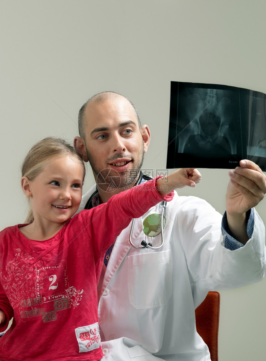 看X光的女孩和医生图片