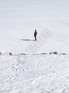 在雪中行走的人图片