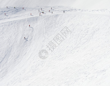 美国犹他州滑雪者下山背景图片