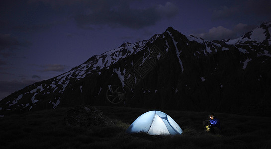 在新西兰夜间照明的帐篷背景图片