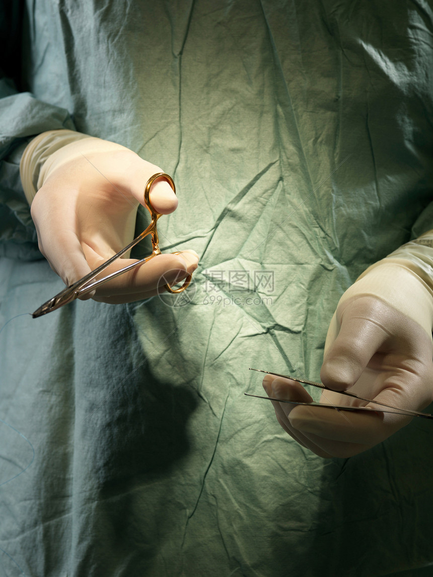 带器械的外科医生图片