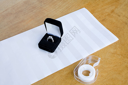 订婚戒指礼物图片