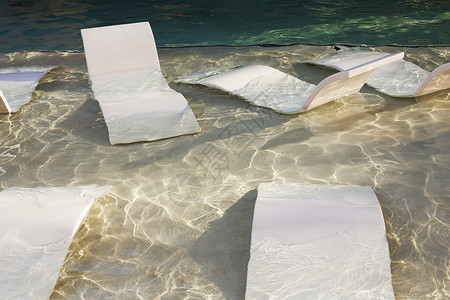 美国内华达州拉斯维加斯游泳池中的空休息室图片