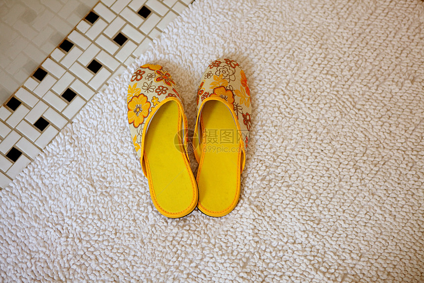 地毯上的一双黄色拖鞋图片