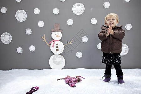 有雪人和雪花图案的小女孩图片