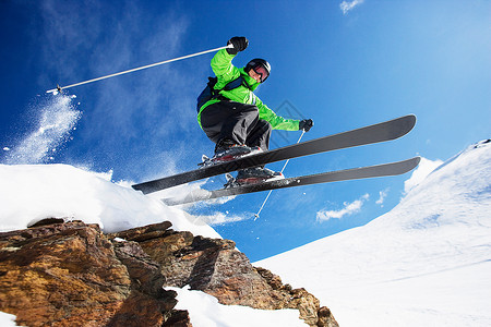 下奥地利州男子滑雪者在山上飞驰而下背景