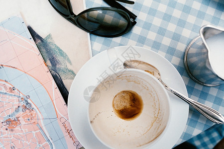 空杯子和咖啡桌上的地图图片