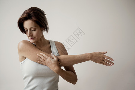 成熟女人伸展手臂图片