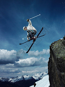 滑雪者跳岩跳跃滑雪者高清图片
