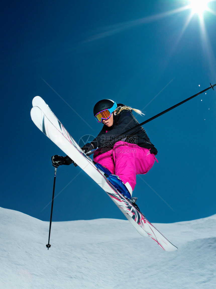 女滑雪者跳跃图片