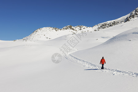在雪地里行走的人库泰奥地利图片