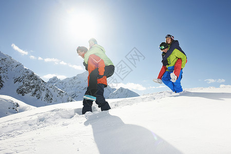 奥地利库赫泰在雪地里给小猪背的朋友们图片