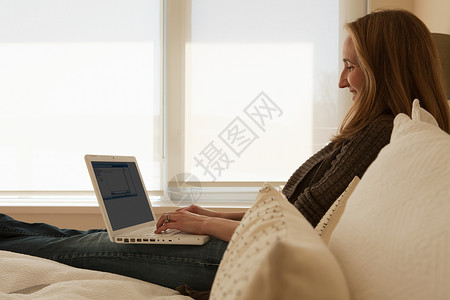 在家工作的女性使用笔记本电脑图片