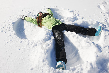 奥地利库赫泰制作雪天使的女子图片