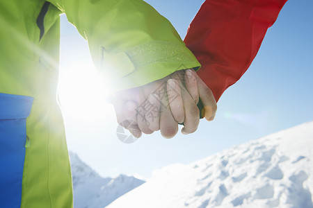 夫妇在雪地里牵手特写镜头图片