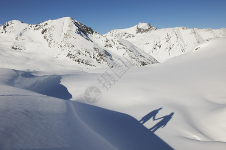 奥地利库赫泰一对在雪地里手牵手的夫妇的影子图片