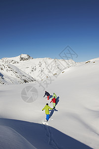 朋友们在雪地里行走图片