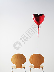 办公椅和爱心气球背景图片