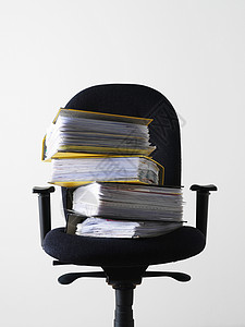 成堆的文件有成堆文件的办公椅背景