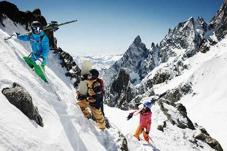 爬山滑雪队蓝天雪兰多高清图片