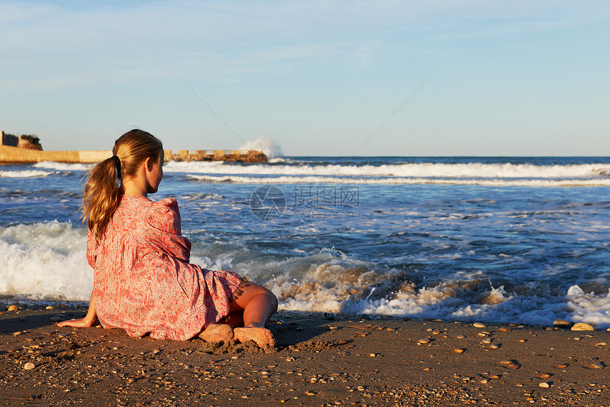 坐在沙滩上看海的女孩图片