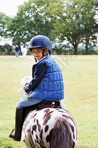 骑着小马的小女孩图片