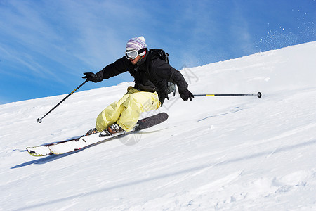 男性下山滑雪背景图片