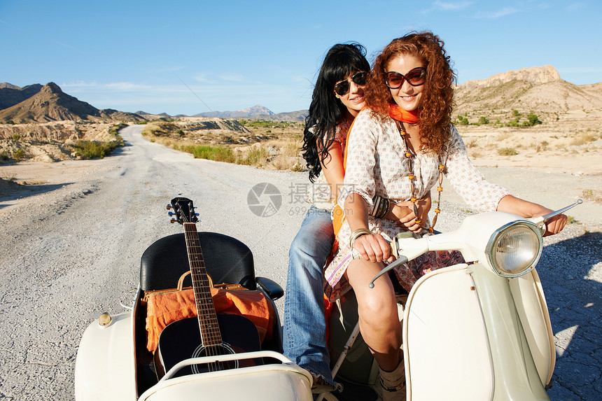 骑摩托车和边车的女人图片