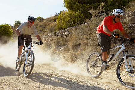 骑山地自行车挑战高清图片素材