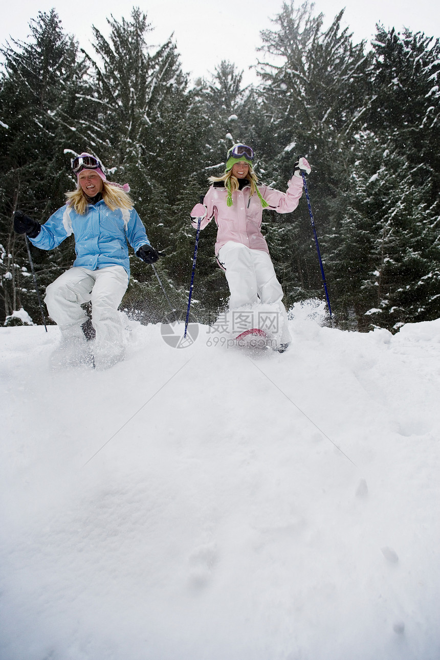 两个金发女人滑雪图片
