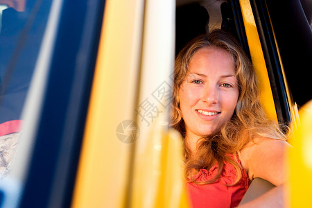 坐在货车里的女人微笑着图片