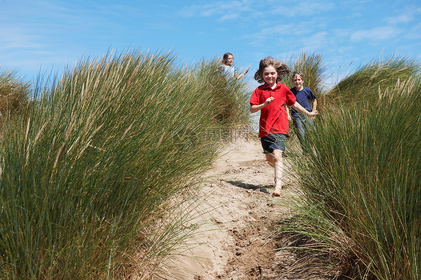 孩子在沙丘上奔跑图片