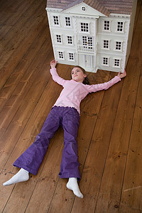 小女孩和她的房屋模型图片