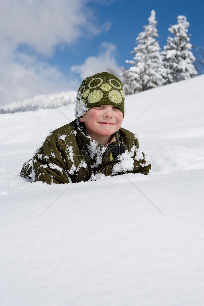 趴在雪地里的小男孩图片