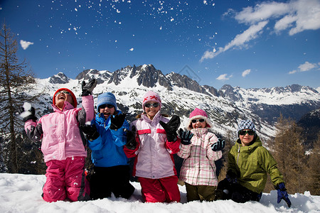 孩子躺在雪地里玩耍图片