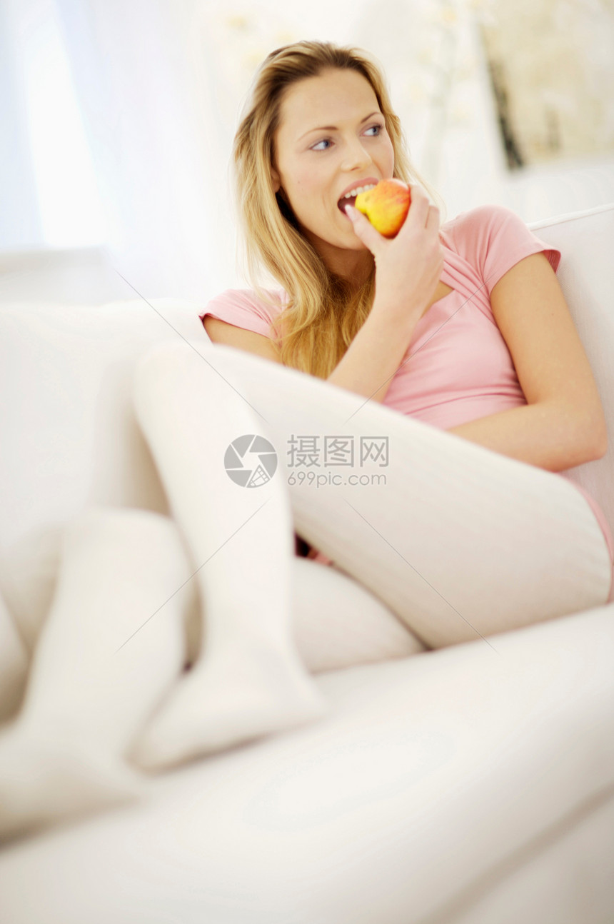 女人坐在沙发上休息图片