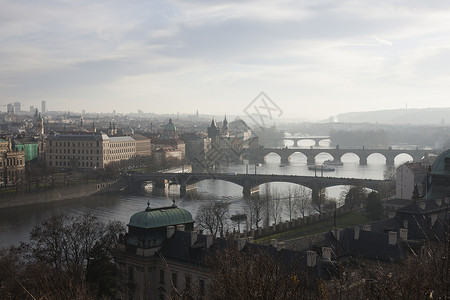 捷克共和国布拉格伏尔塔瓦河上的桥梁视图图片