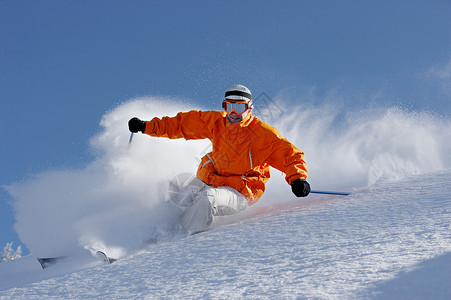 戴护目镜的人滑雪图片