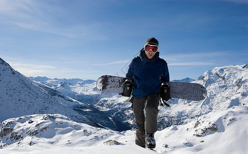 上山的滑雪运动员图片