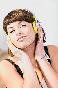 女孩用耳机听音乐图片