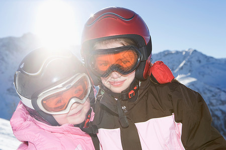 穿着滑雪装备的年轻女孩图片