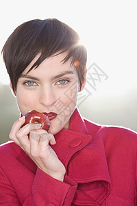 户外吃苹果的女人图片