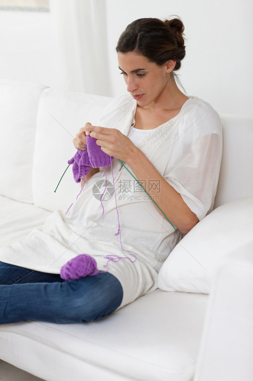 在编织的年轻女子图片