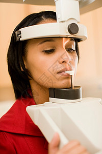 接受牙科X光检查的妇女图片