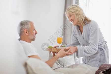 女人给床上的丈夫送早餐图片